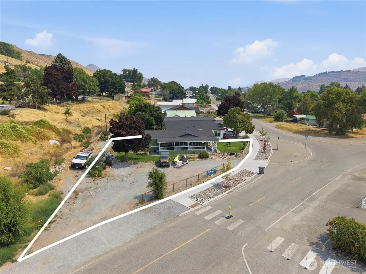 Property photo for 634 Warren Avenue W, Pateros photo 3