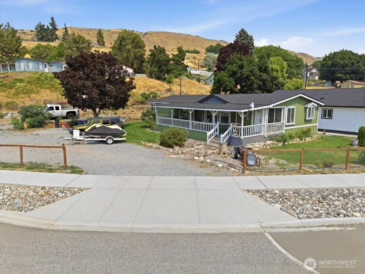 Property photo for 634 Warren Avenue W, Pateros