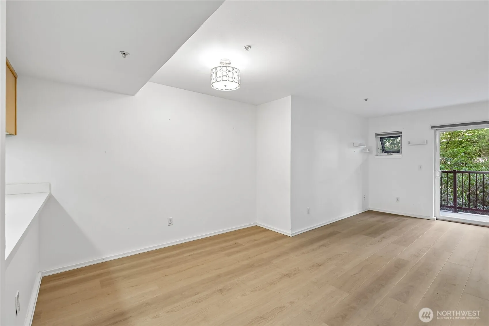 Property photo for 12345 Roosevelt Way Ne #306, Seattle photo 3