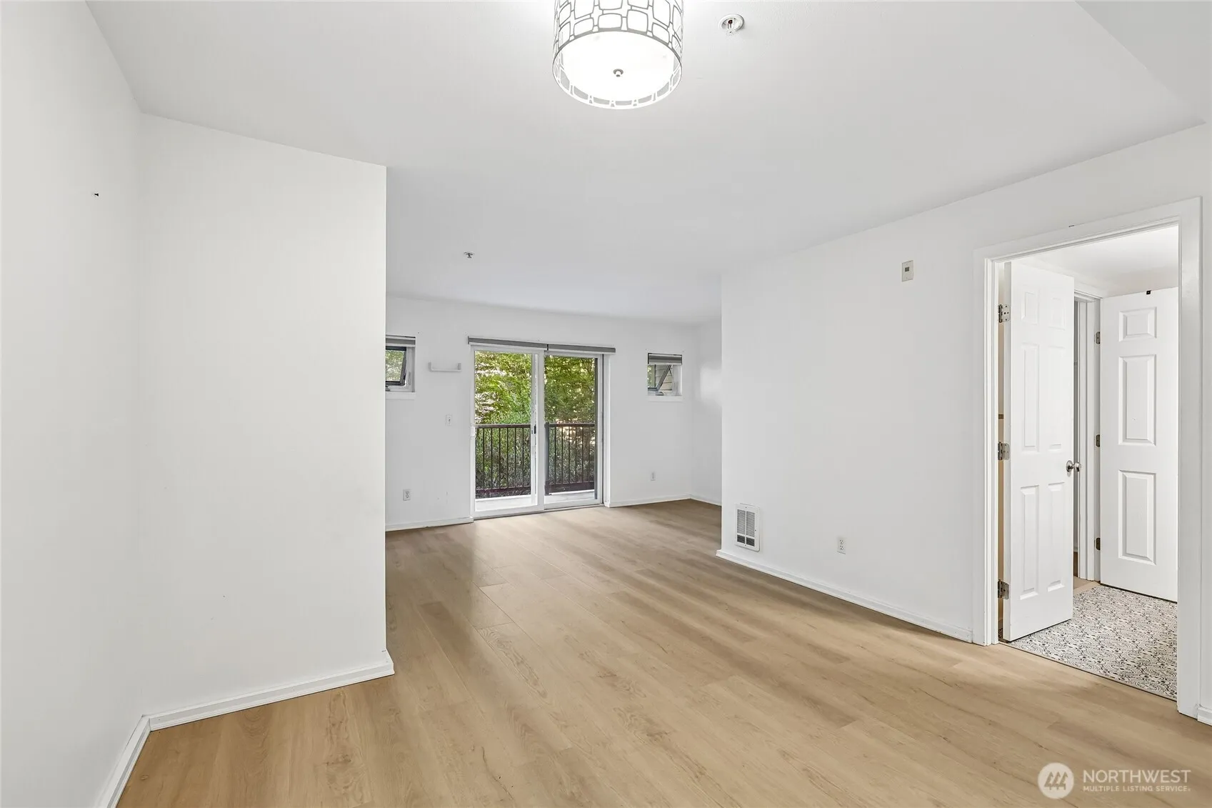 Property photo for 12345 Roosevelt Way Ne #306, Seattle photo 4