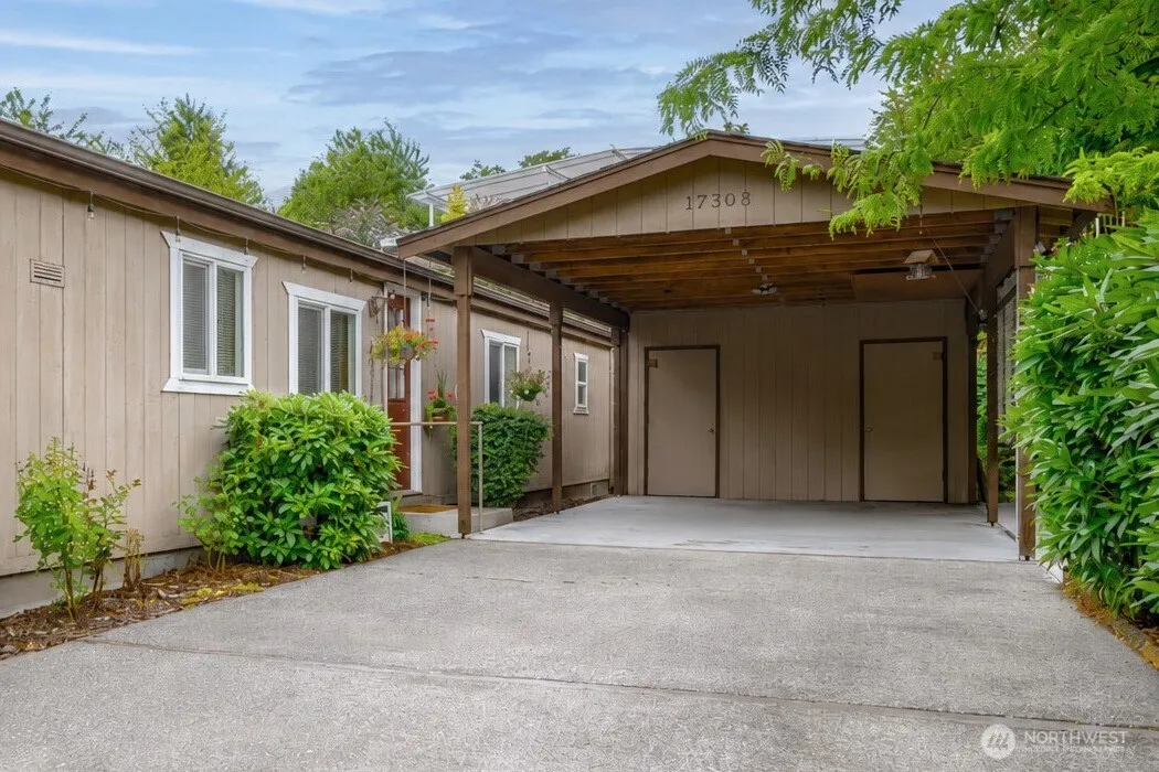 Property photo for 17308 Woodcrest Drive Ne, Bothell photo 3