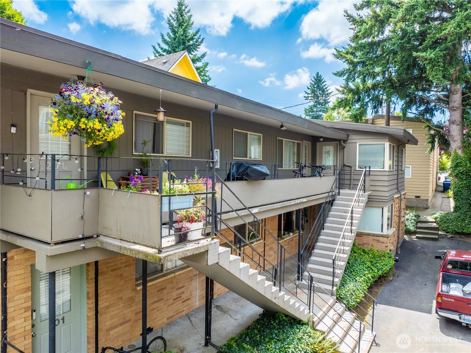 Property photo for 6515 5th Avenue Ne, Seattle photo 3