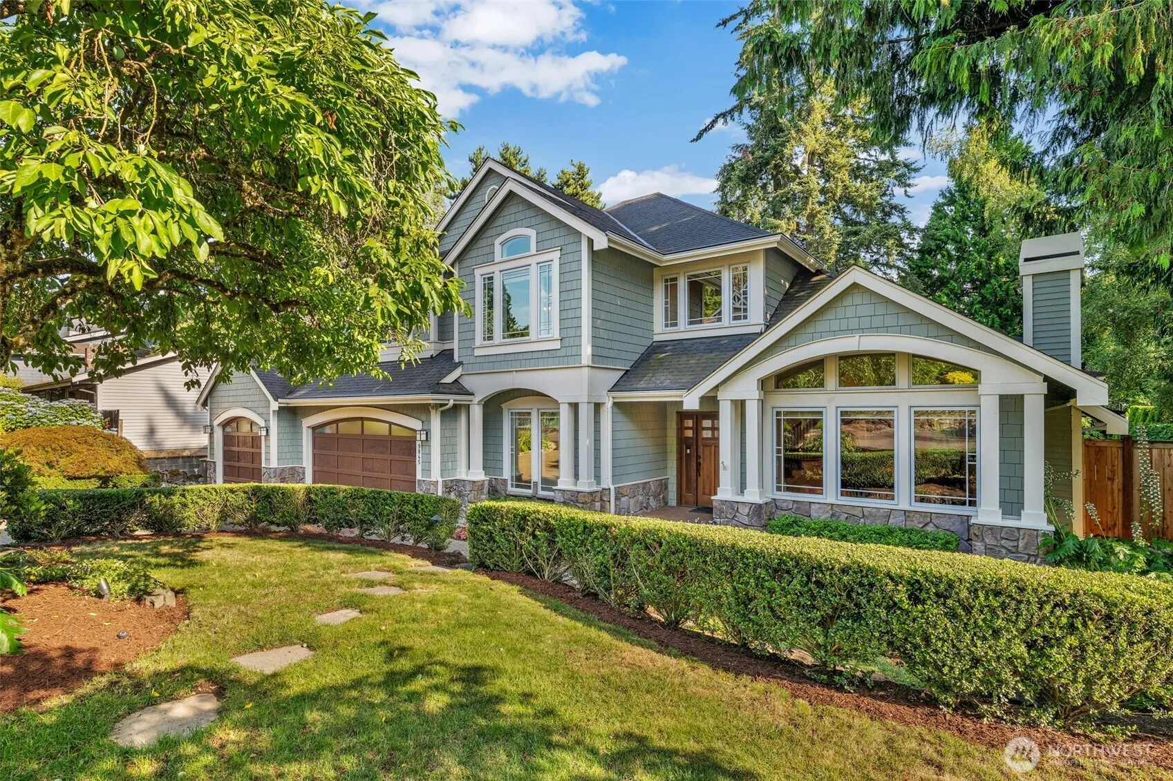 Property photo for 9845 Ne 22nd Street, Bellevue photo 3