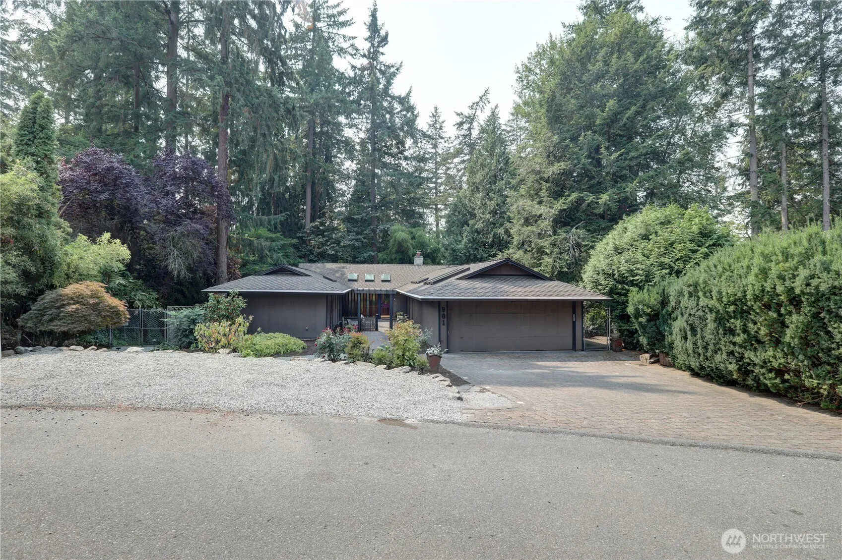 Property photo for 901 129th Place Ne, Bellevue photo 2