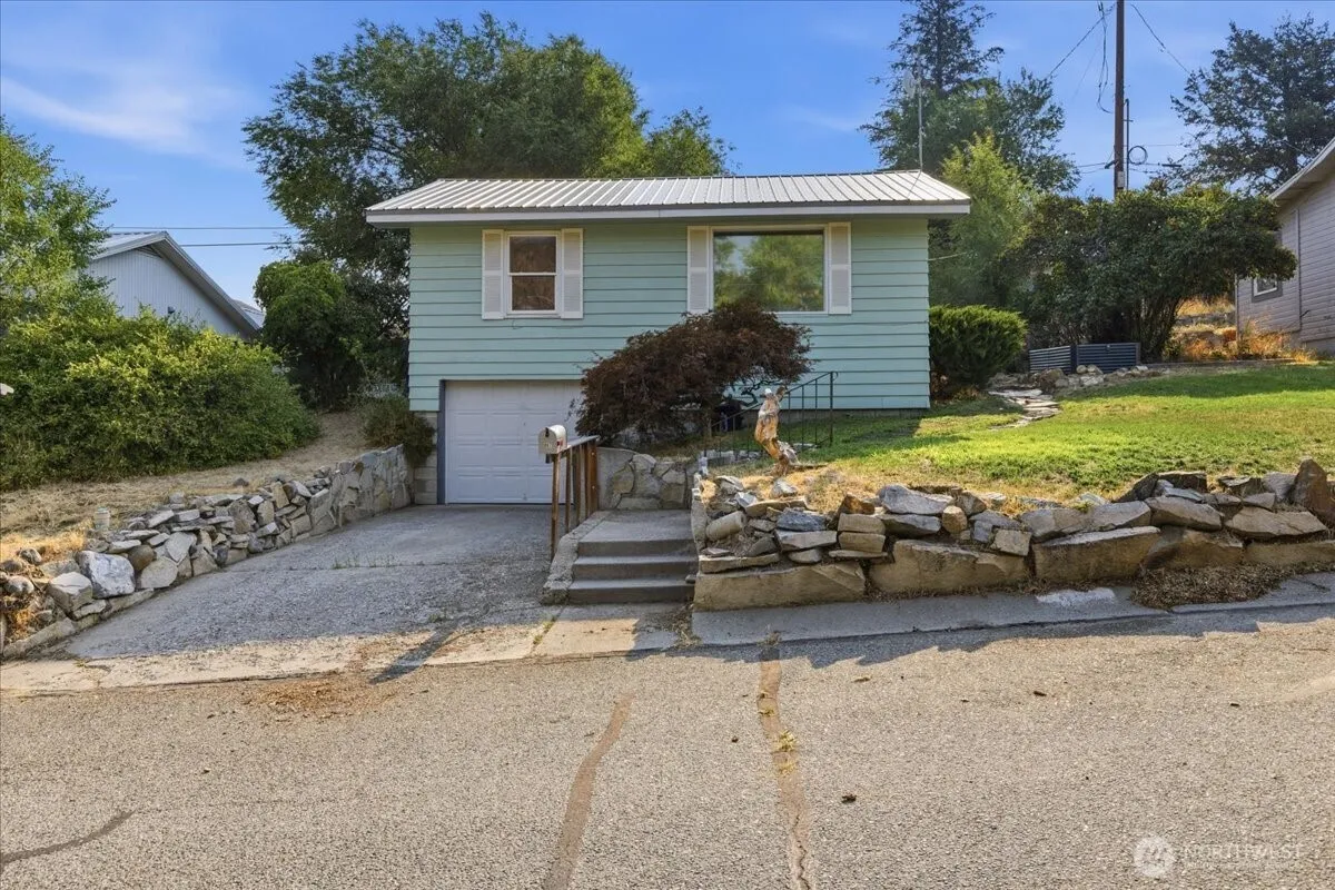 Property photo for 807 Birch Street, Coulee Dam photo 2