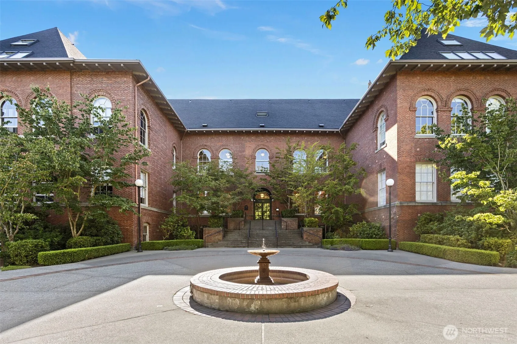 Property photo for 1401 5th Avenue W #305, Seattle photo 2