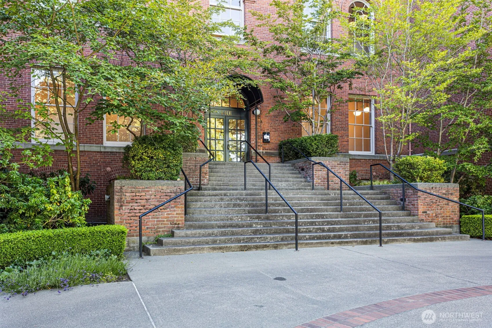 Property photo for 1401 5th Avenue W #305, Seattle photo 3