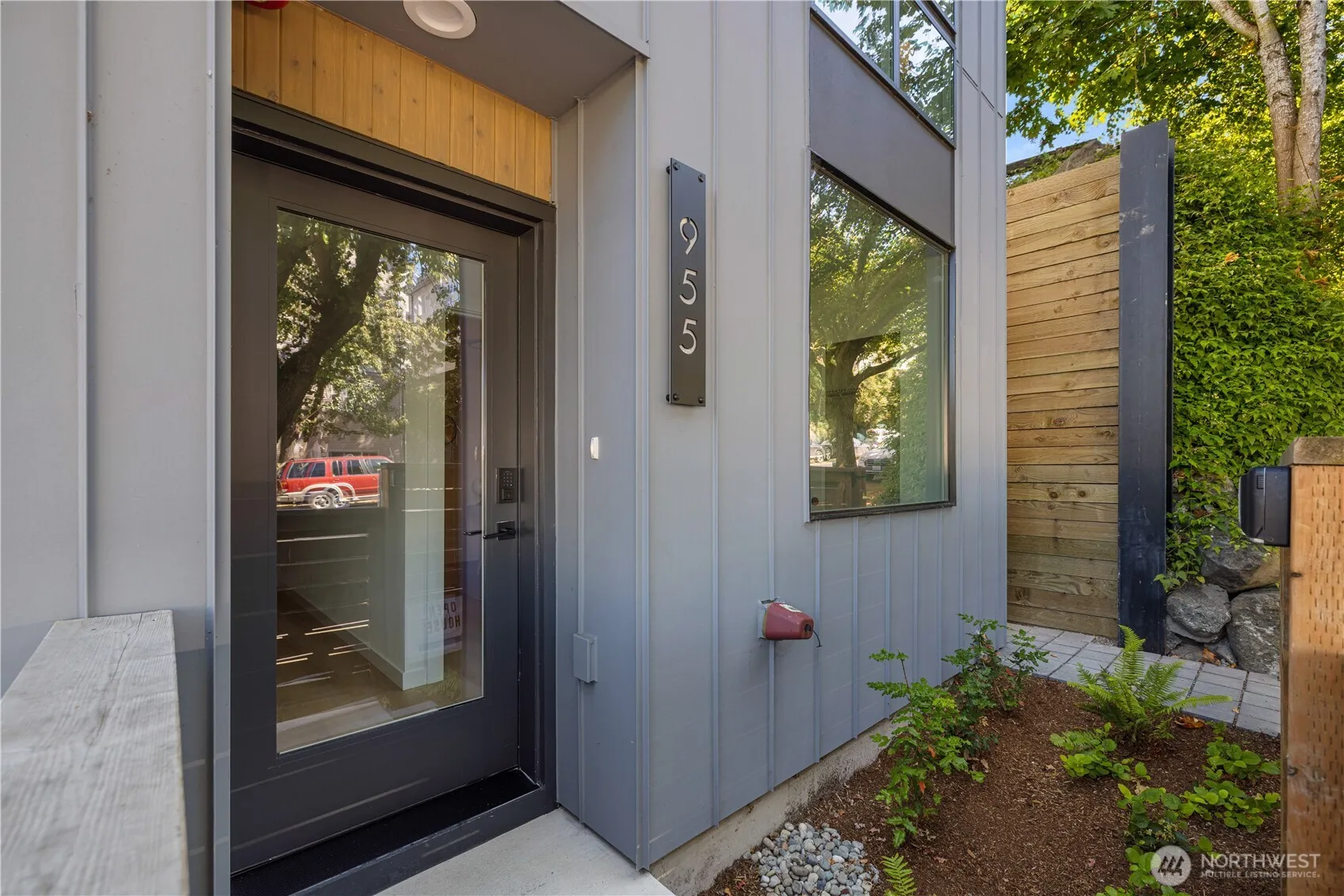 Property photo for 955 N 35th Street, Seattle photo 3