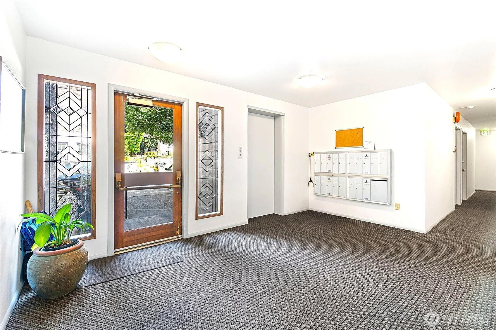 Property photo for 75 E Lynn Street ##b, Seattle photo 4