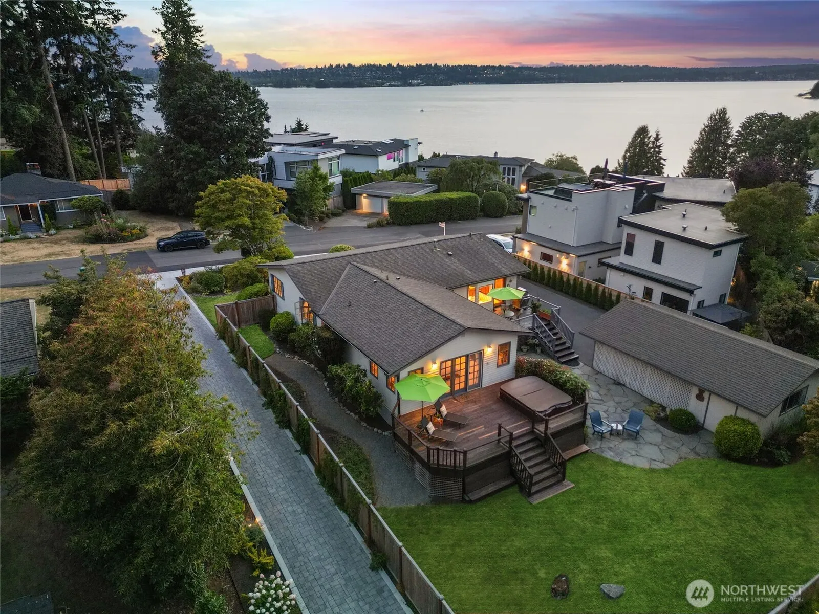 Property photo for 916 18th Avenue W, Kirkland photo 2