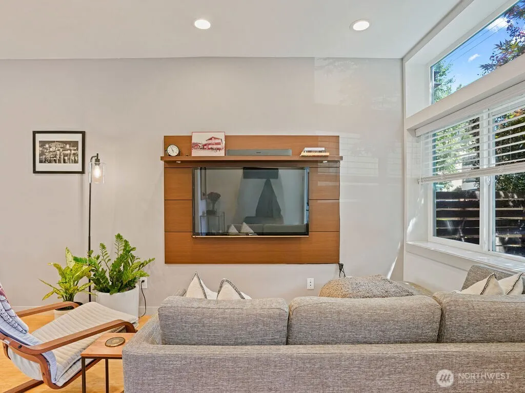 Property photo for 6911 California Avenue Sw #c, Seattle