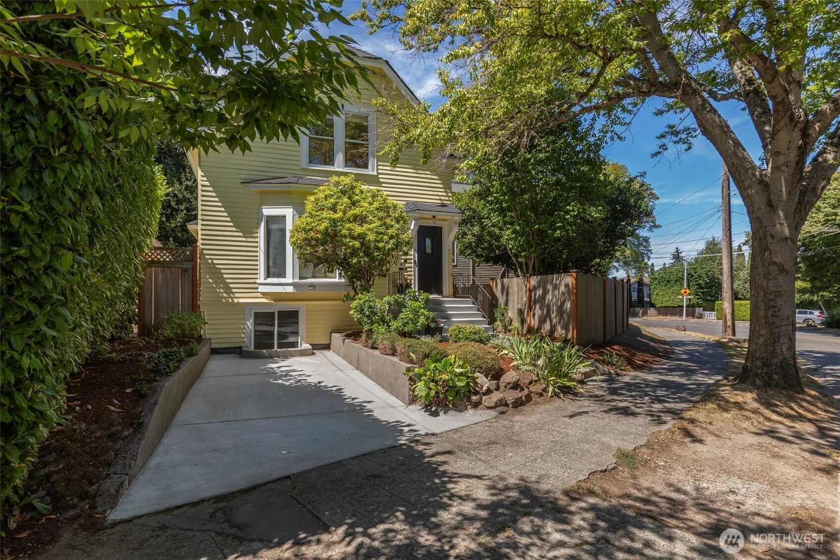 Property photo for 2815 8th Avenue W, Seattle photo 2