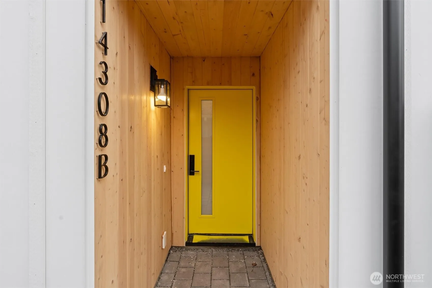 Property photo for 14308 B Roslyn Place N, Seattle photo 2