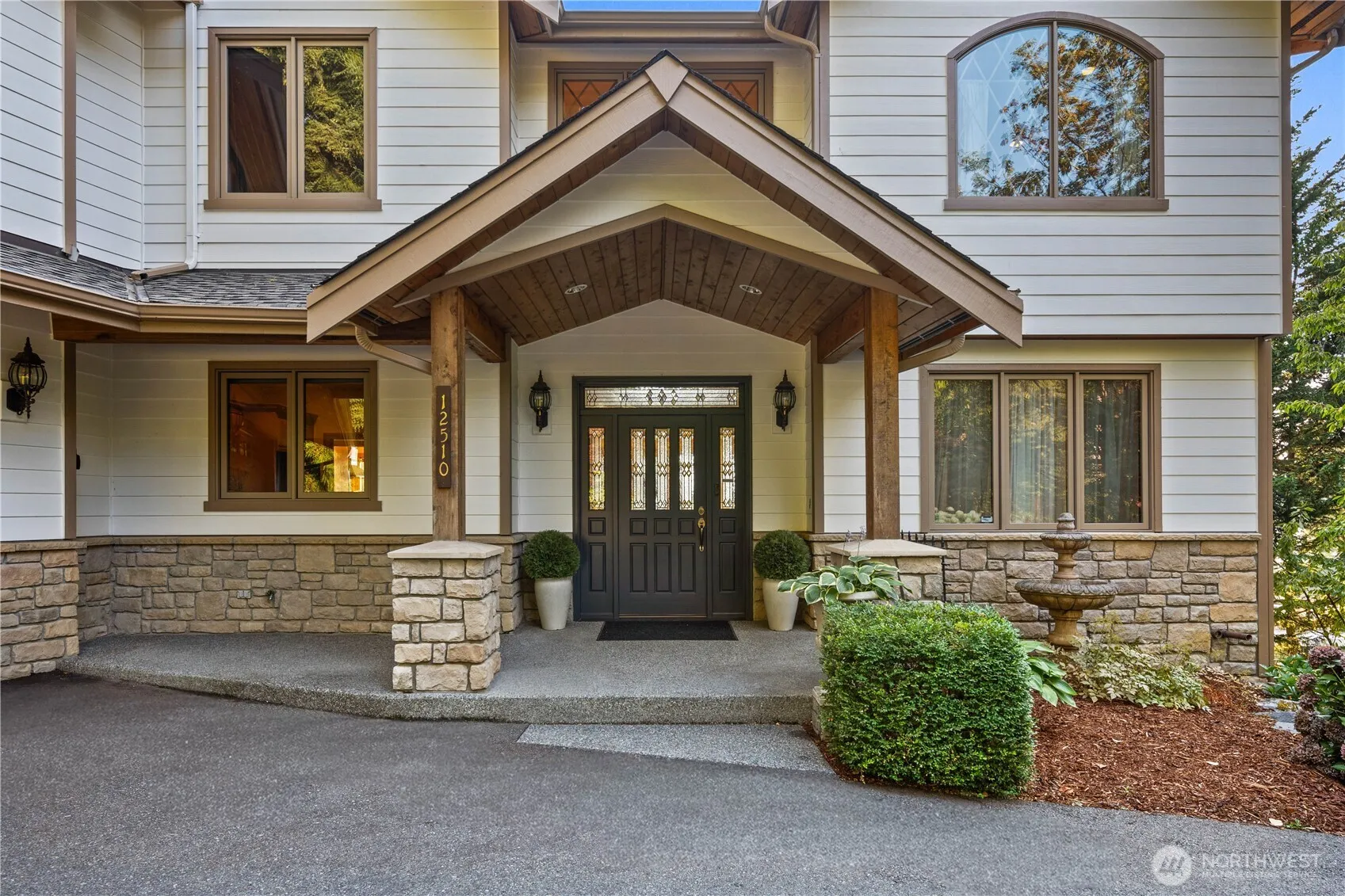 Property photo for 12510 Holmes Point Drive Ne, Kirkland photo 4