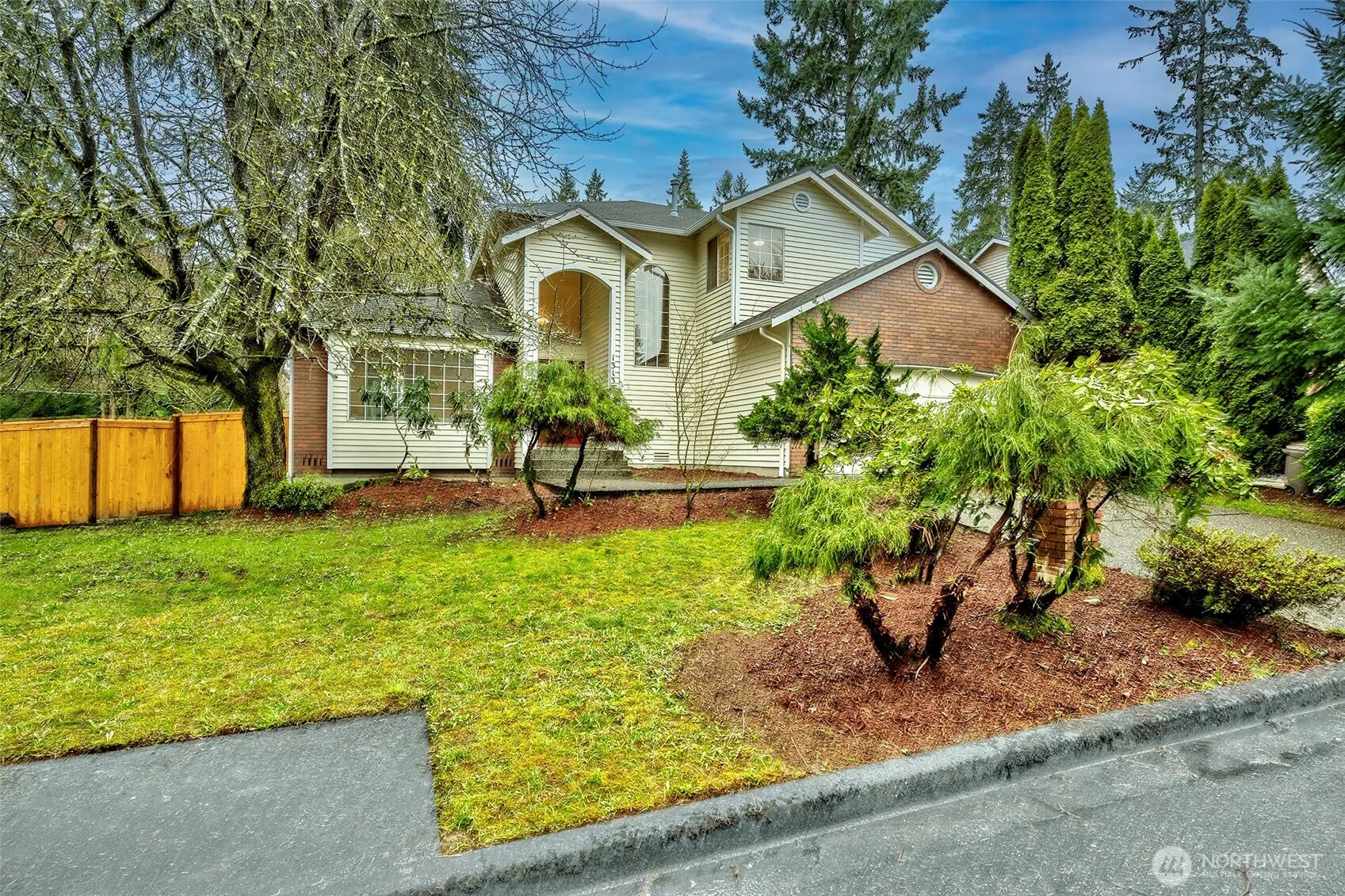 Property photo for 13133 Ne 74th Street, Kirkland photo 2