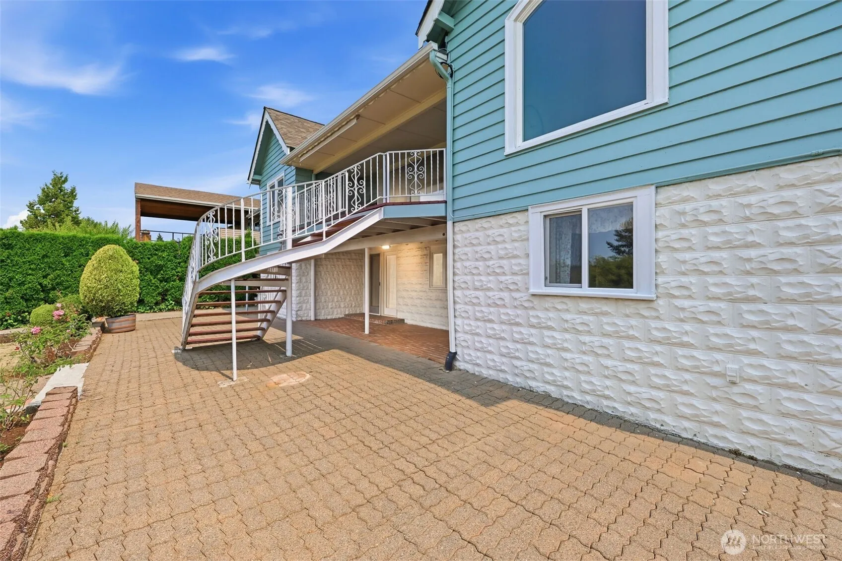 Property photo for 1209 S Sunset Drive, Tacoma photo 4