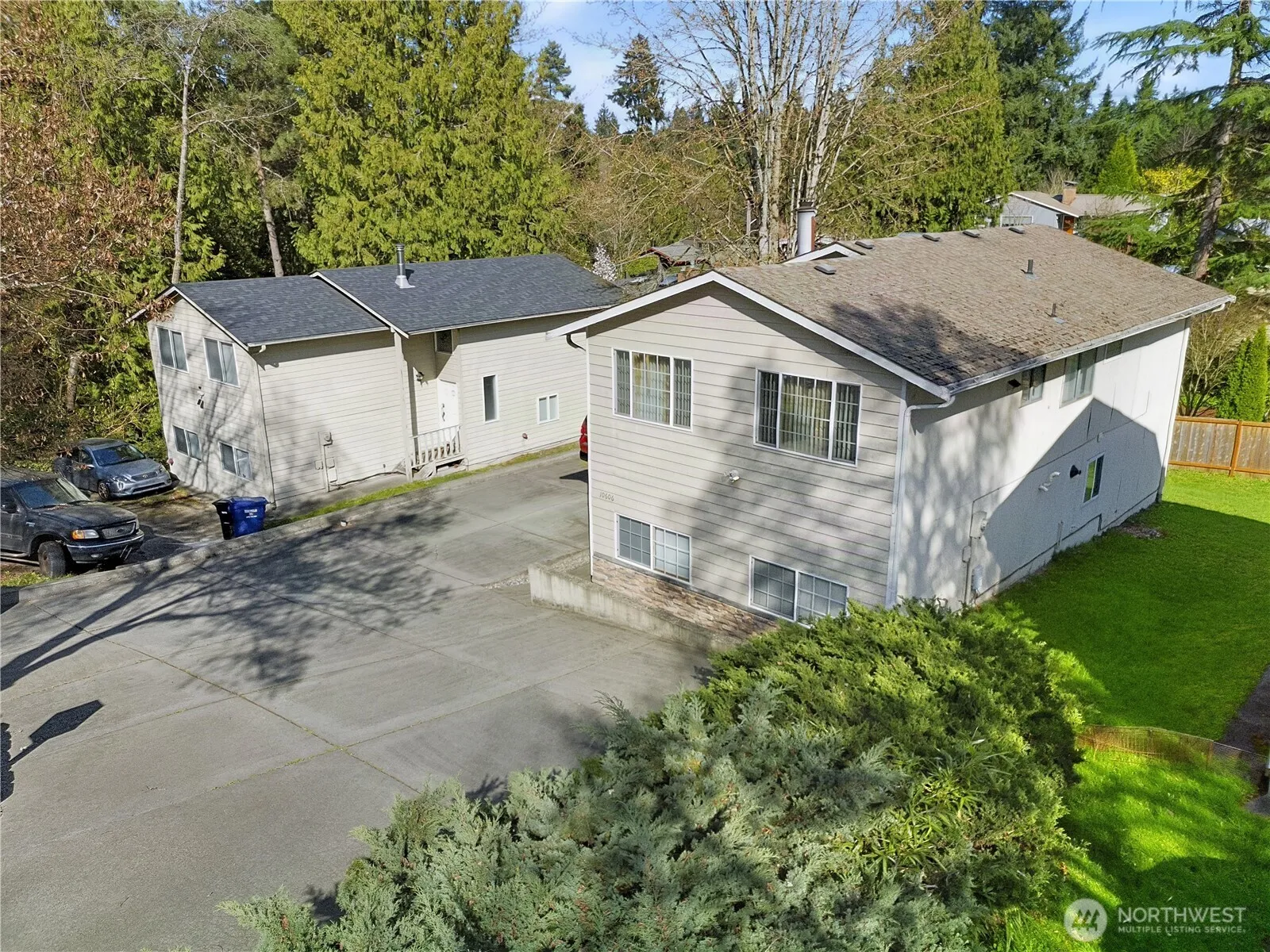 Property photo for 10606 Roosevelt Way Ne, Seattle photo 2