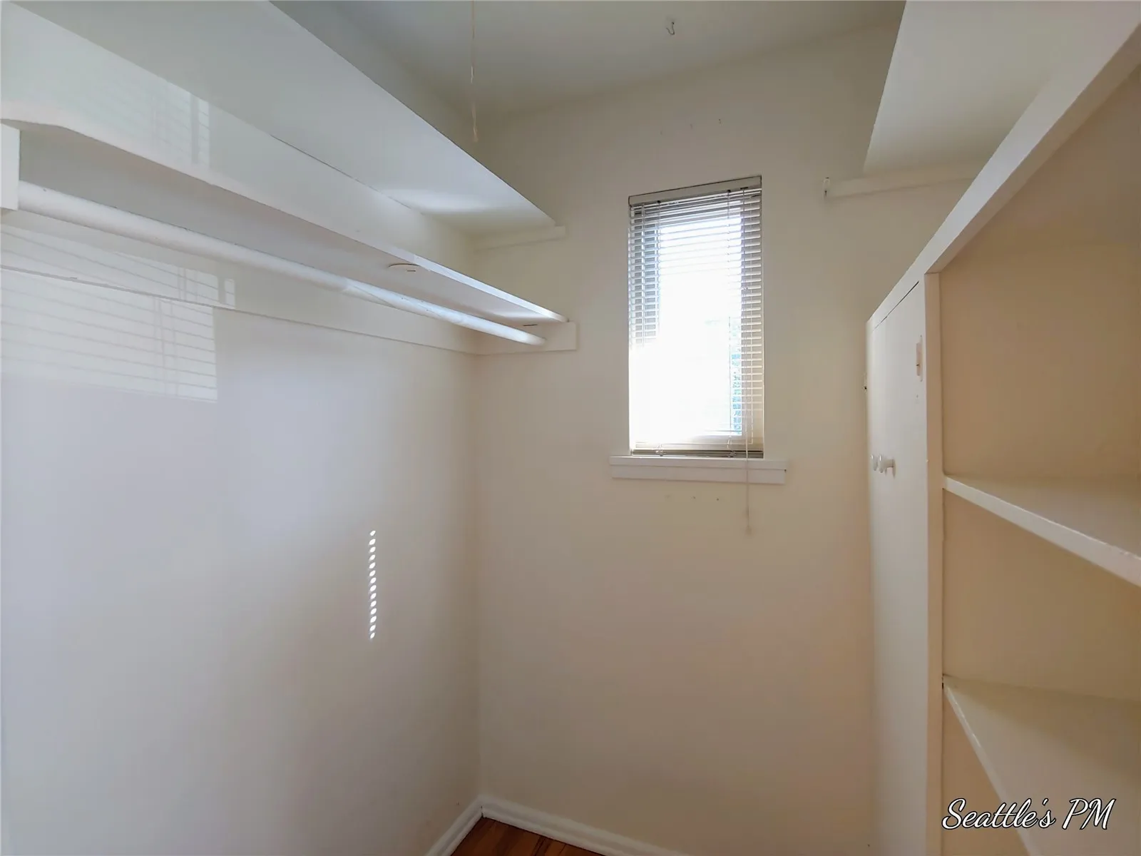 Property photo for 6537 Oswego Place Ne, Seattle photo 4
