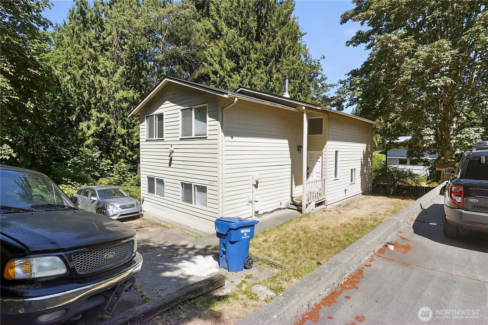 Property photo for 10616 Roosevelt Way Ne, Seattle photo 5