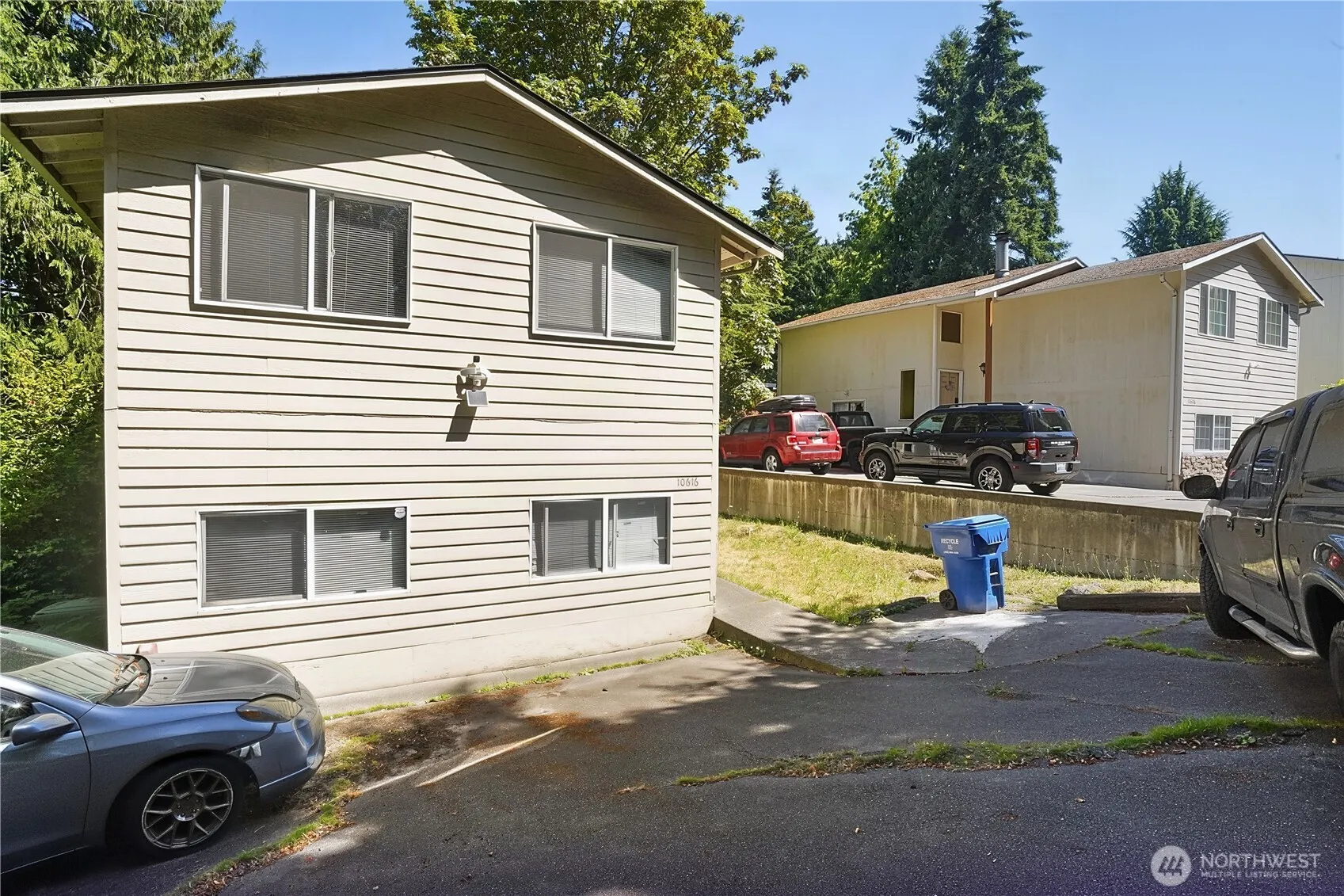 Property photo for 10616 Roosevelt Way Ne, Seattle photo 2