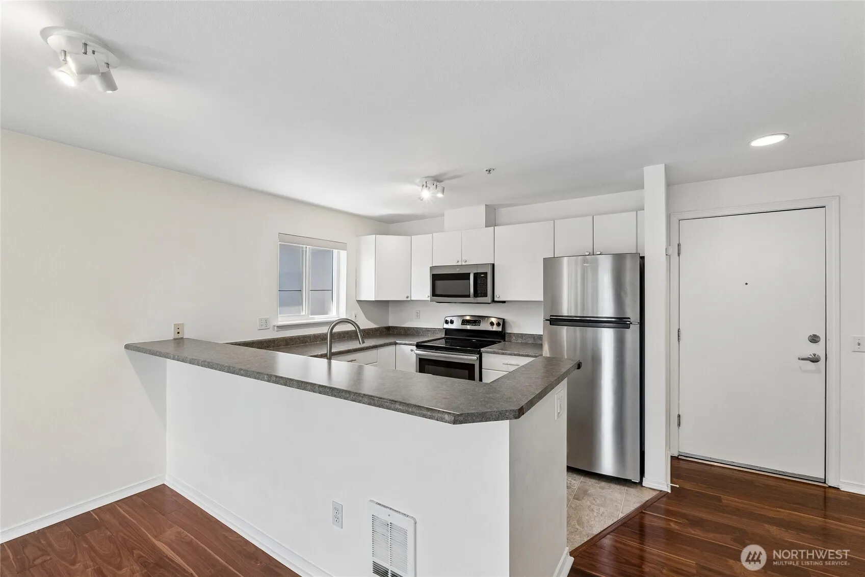 Property photo for 323 Queen Anne Avenue N #711, Seattle photo 5