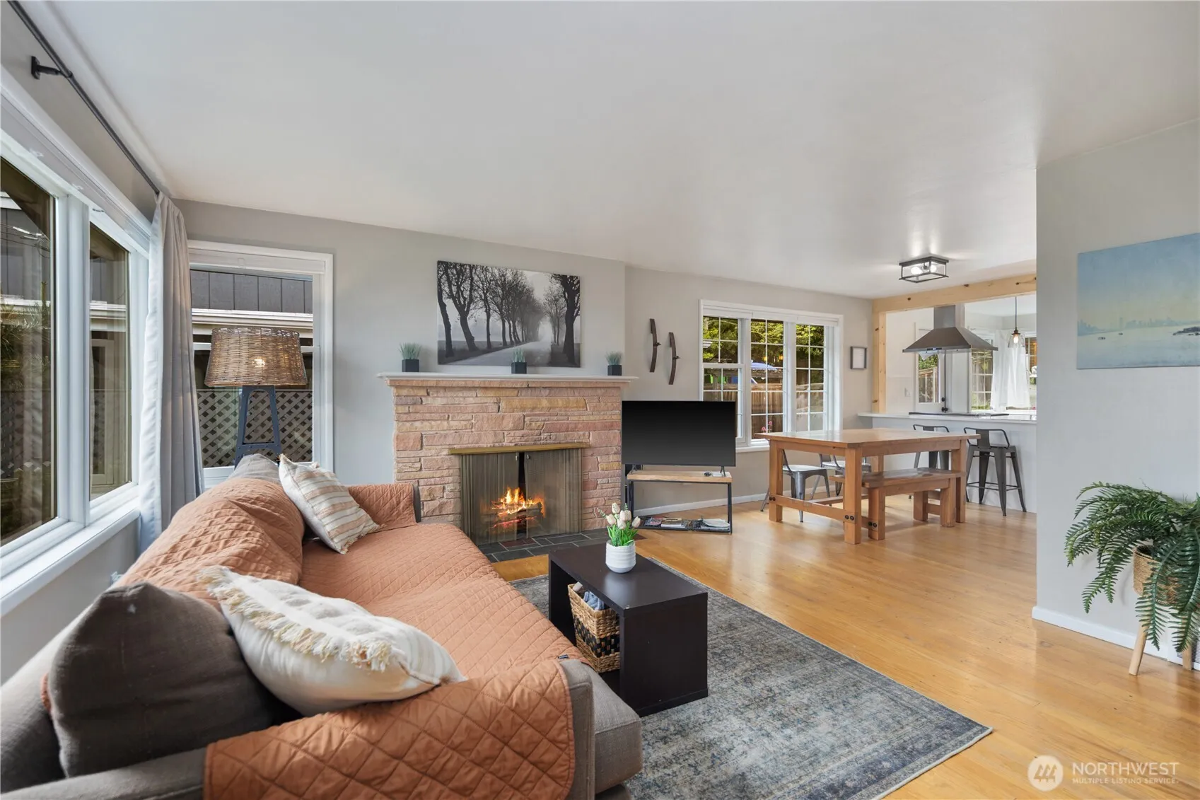 Property photo for 2422 W Lynn Street, Seattle photo 3
