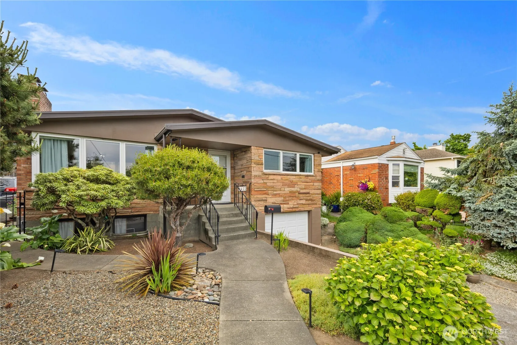 Property photo for 2422 W Lynn Street, Seattle photo 2