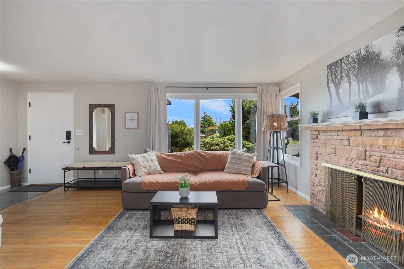 Property photo for 2422 W Lynn Street, Seattle photo 4