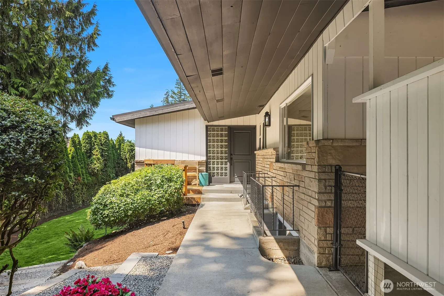 Property photo for 11215 Champagne Point Road Ne, Kirkland photo 2