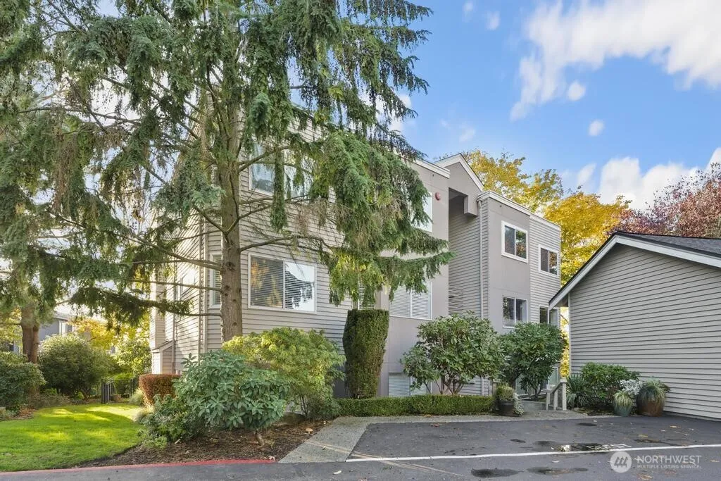 Property photo for 10834 Ne 68th St #b6, Kirkland