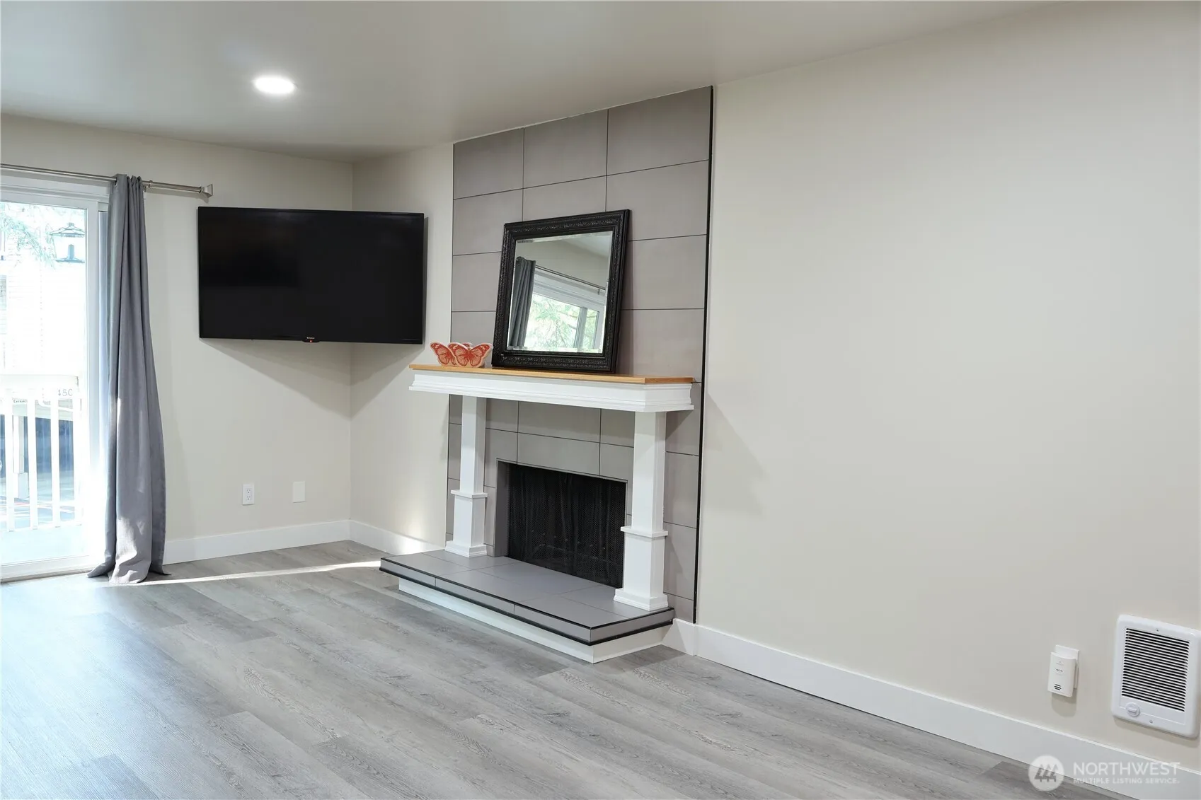 Property photo for 14517 Ne 40th Street #f103, Bellevue photo 5
