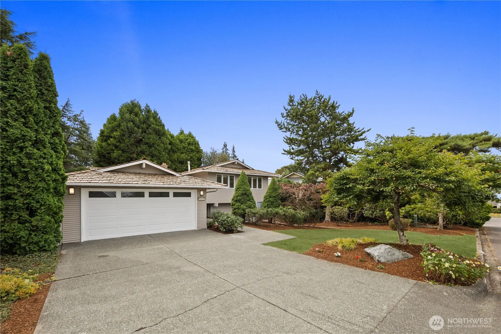 Property photo for 14115 Se 45th Street, Bellevue photo 2