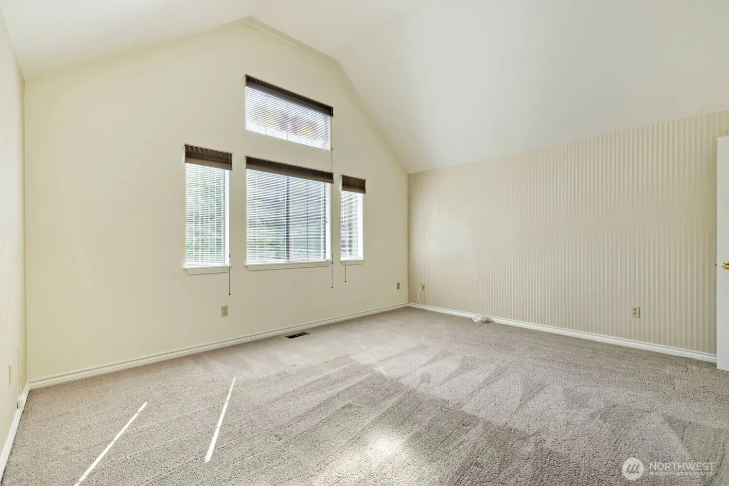 Property photo for 10063 Wallingford Avenue N, Seattle photo 4