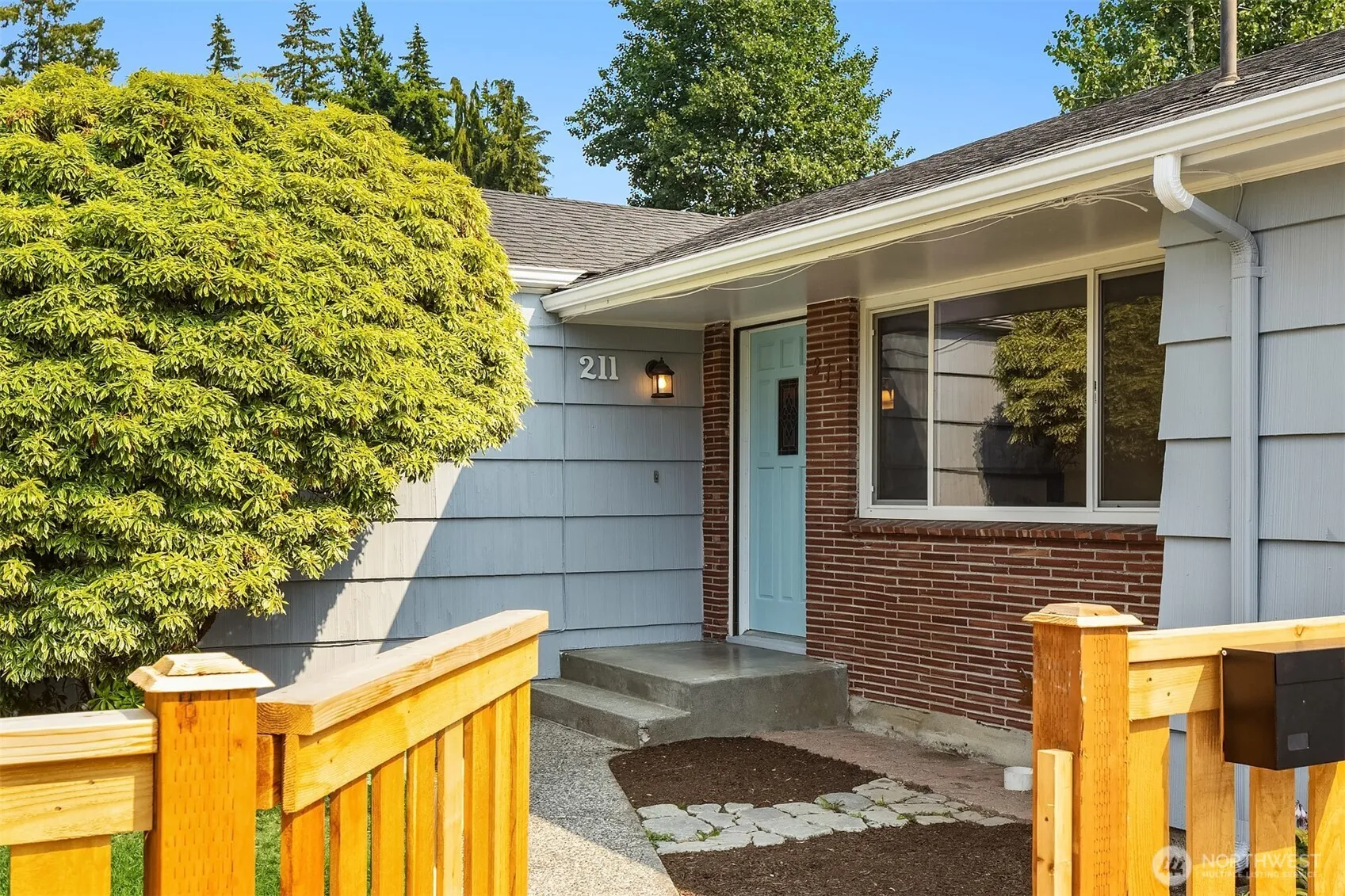 Property photo for 211 N 160th Street, Shoreline photo 2