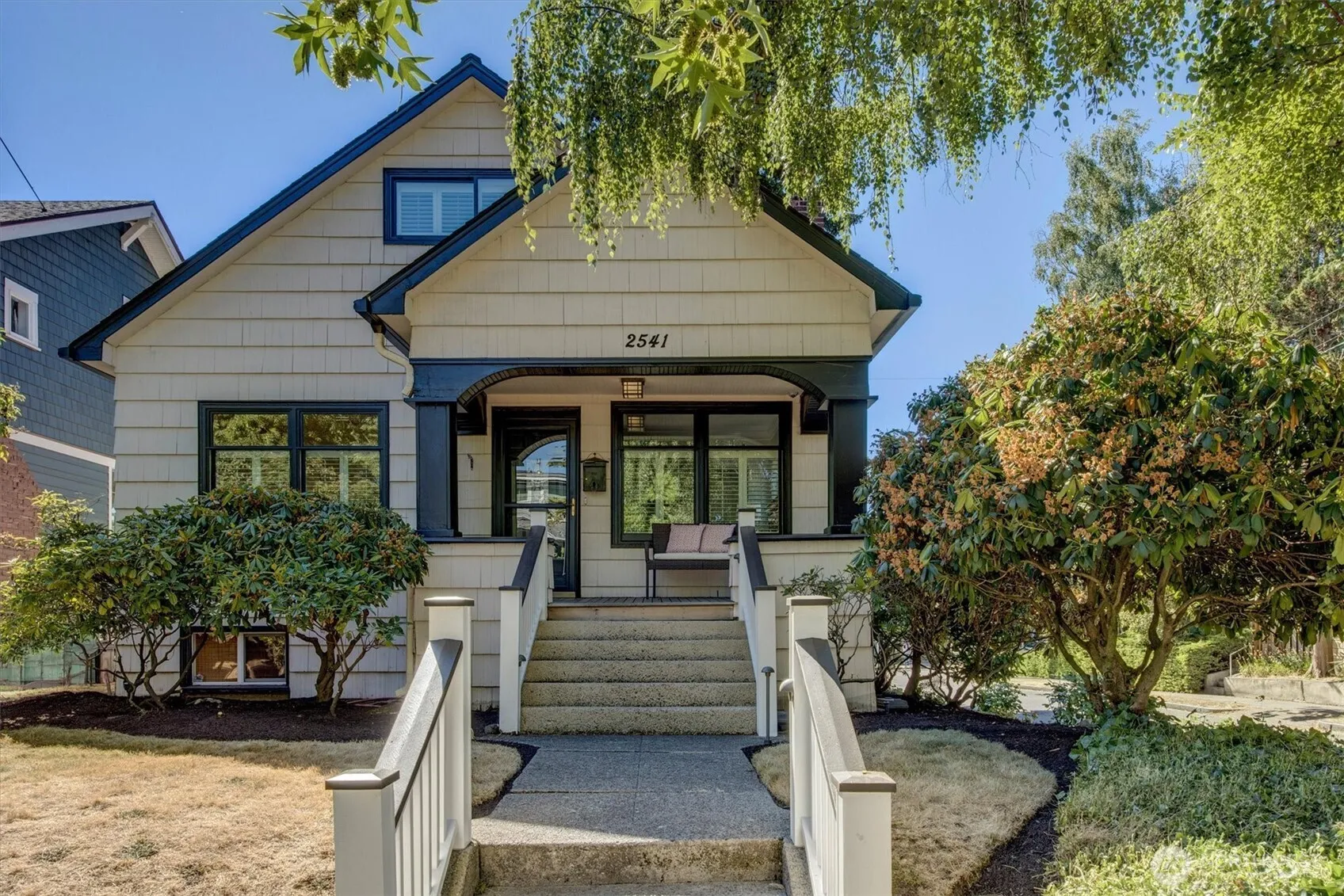 Property photo for 2541 10th Avenue W, Seattle photo 3