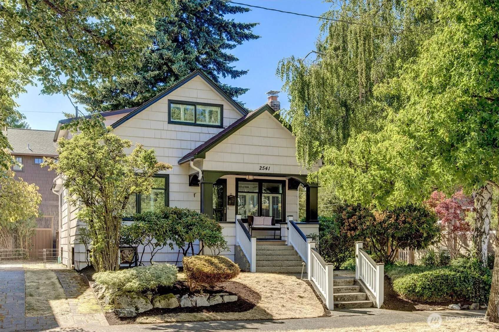 Property photo for 2541 10th Avenue W, Seattle photo 2