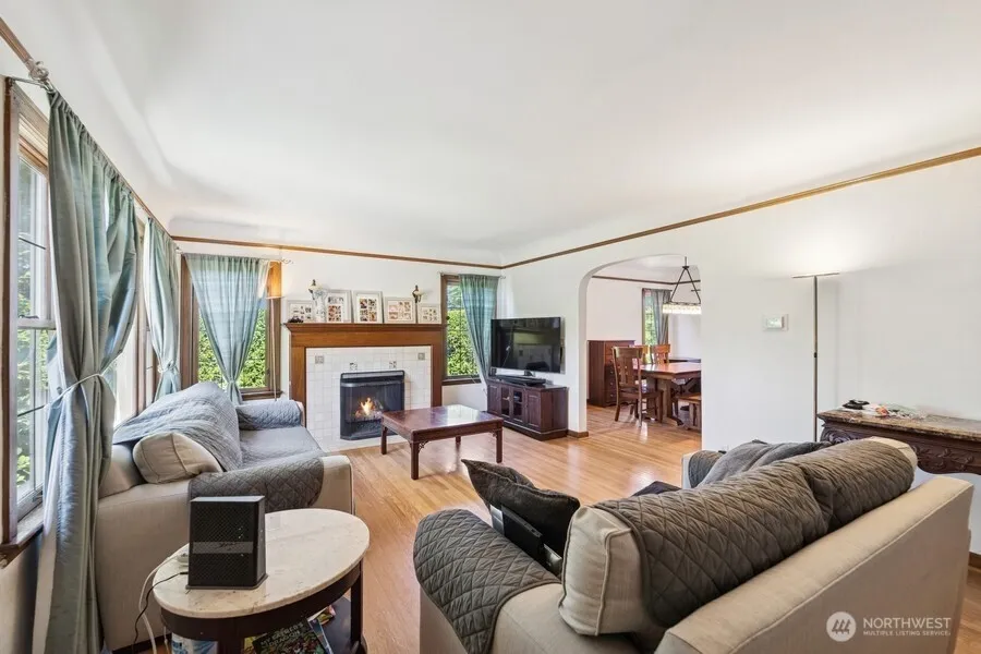 Property photo for 2620 Queen Anne Ave N, Seattle photo 2