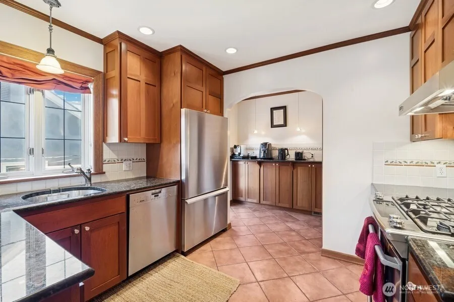 Property photo for 2620 Queen Anne Ave N, Seattle photo 3