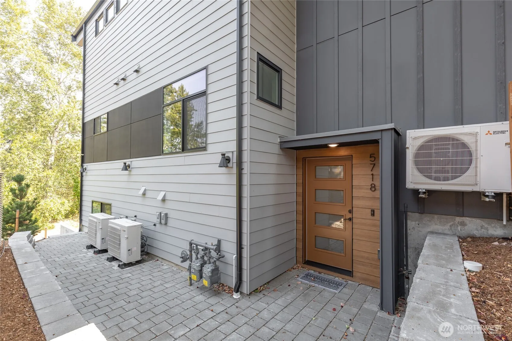 Property photo for 5718 Ne 65th Street, Seattle photo 2