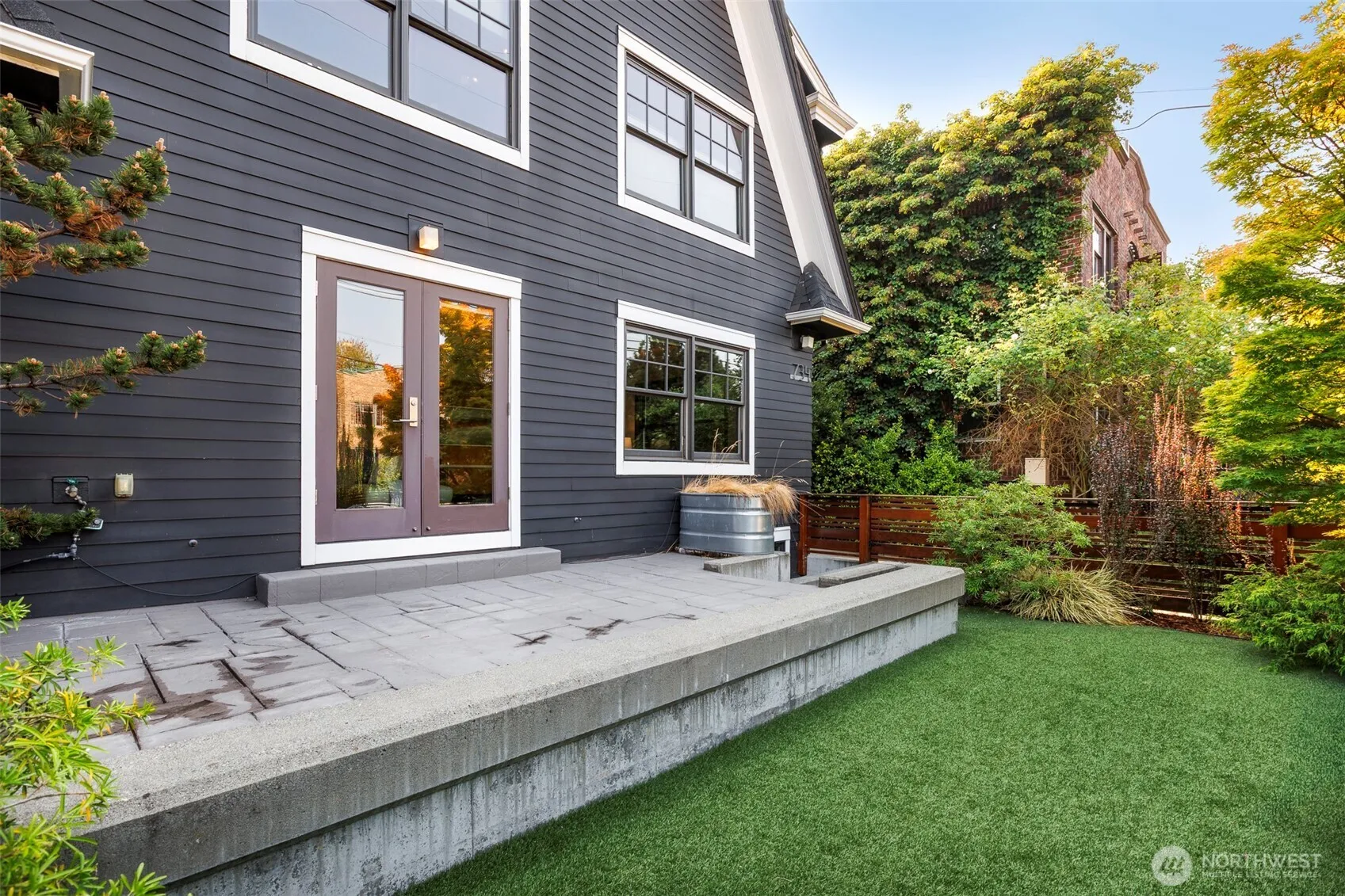Property photo for 734 10th Avenue E, Seattle photo 3