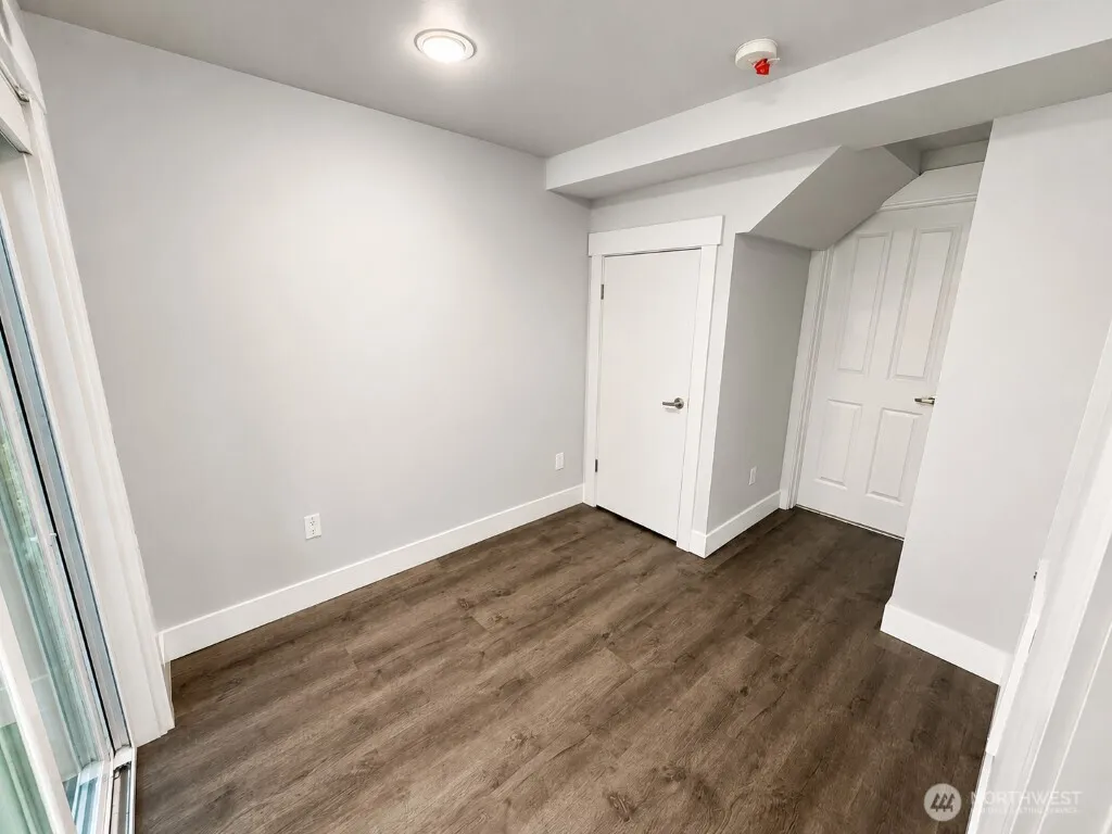 Property photo for 9215 Roosevelt Way Ne #c, Seattle photo 3