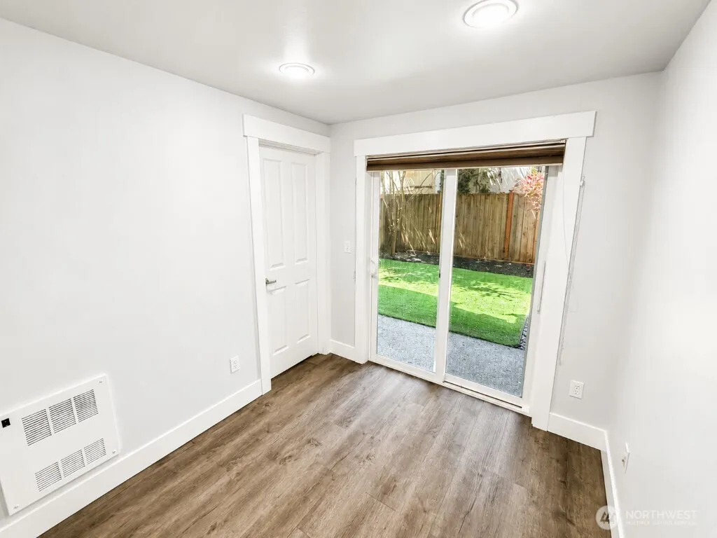 Property photo for 9215 Roosevelt Way Ne #c, Seattle photo 4