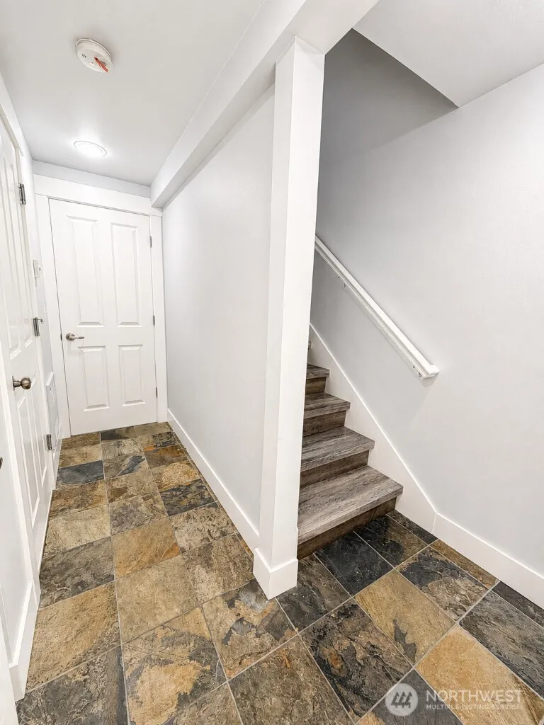Property photo for 9215 Roosevelt Way Ne #c, Seattle photo 2