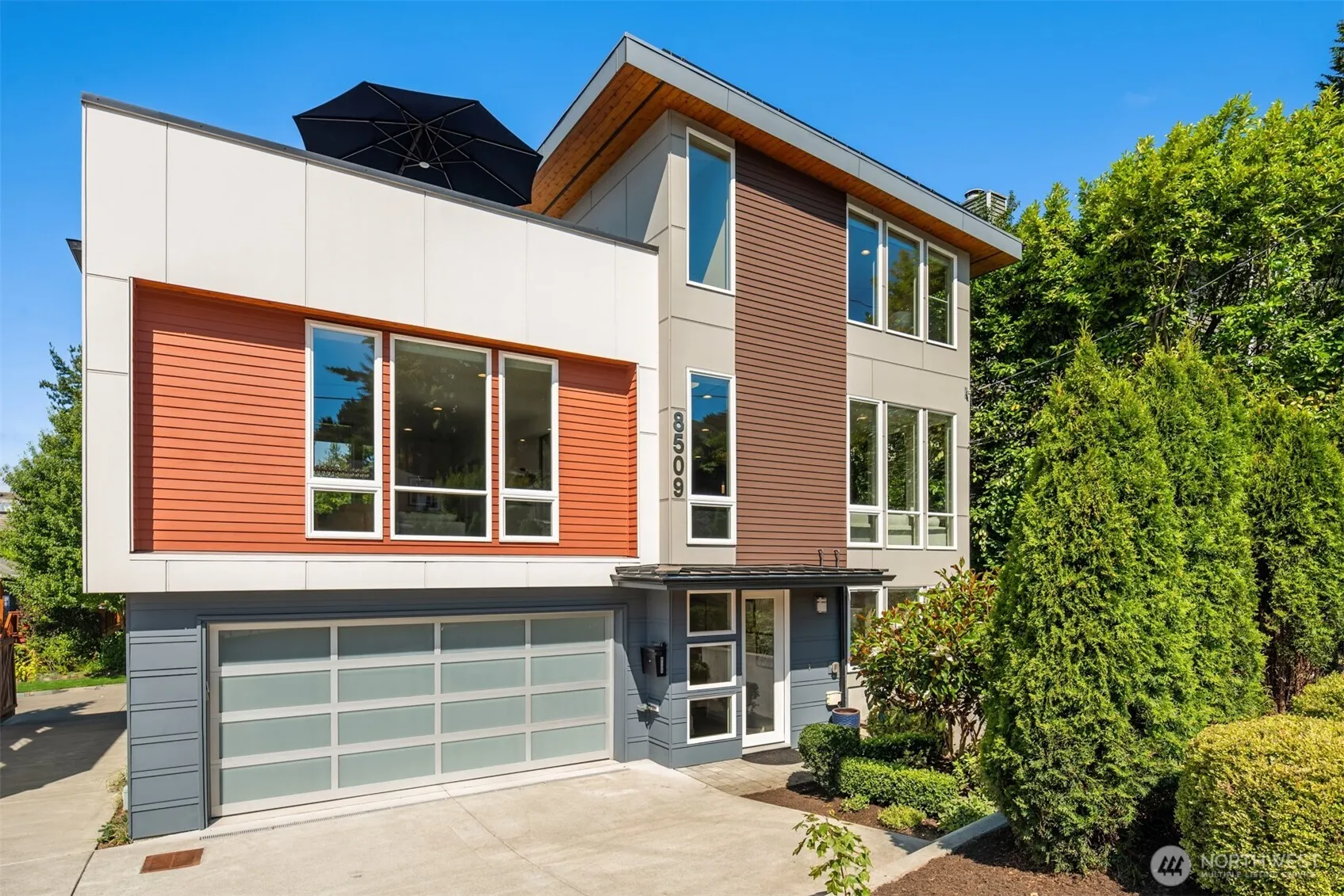 Property photo for 8509 Burke Avenue N, Seattle photo 2