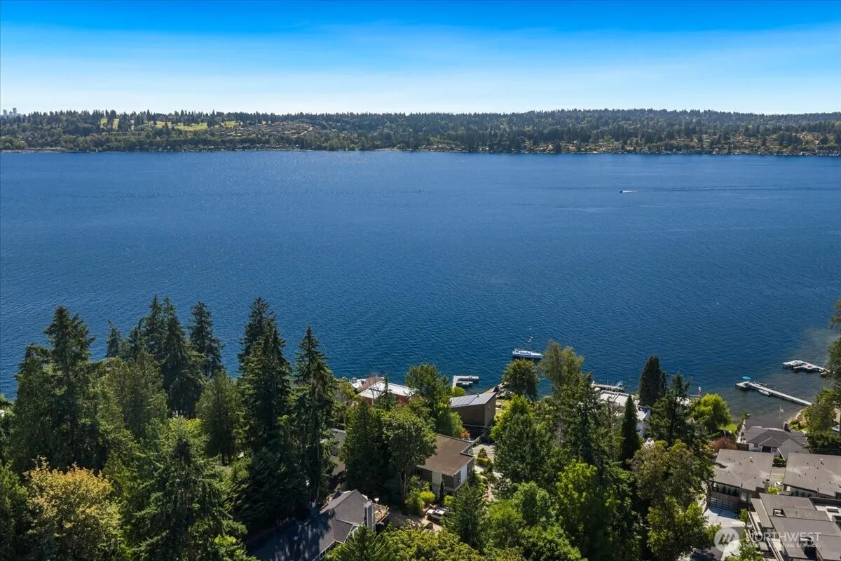 Property photo for 11822 Holmes Point Drive Ne, Kirkland photo 2