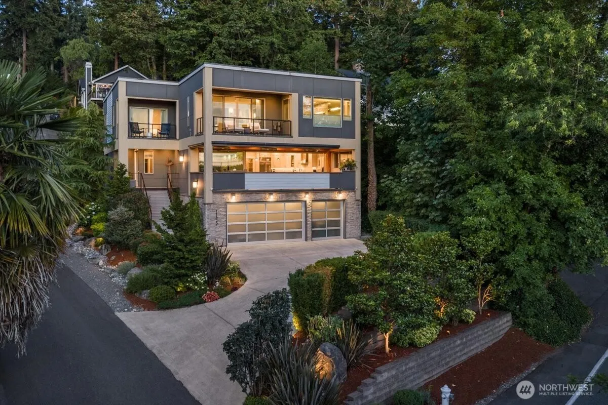 Property photo for 11822 Holmes Point Drive Ne, Kirkland