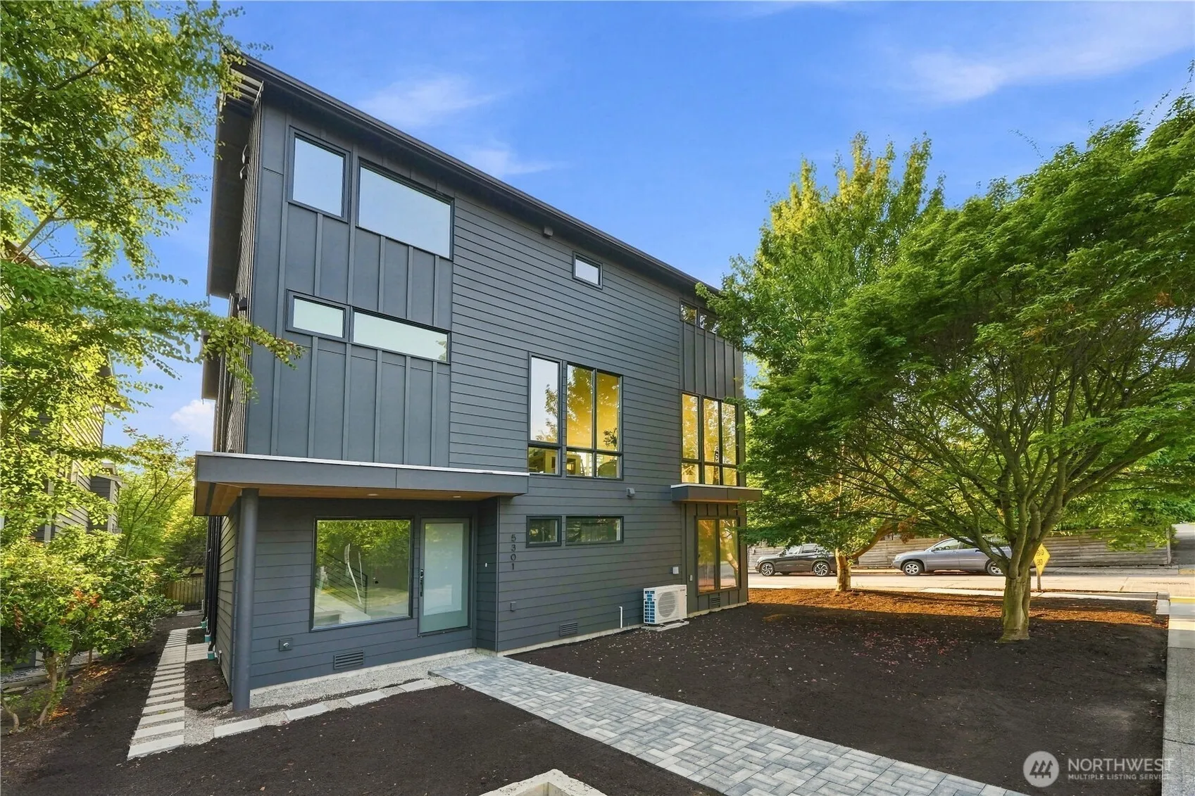 Property photo for 5301 49th Avenue Sw, Seattle photo 2