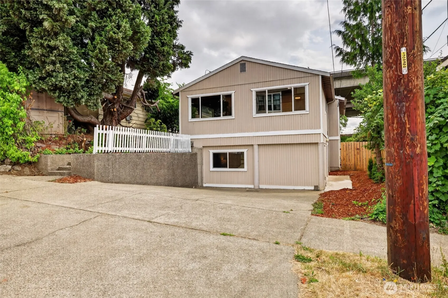 Property photo for 4042 5th Avenue Ne, Seattle