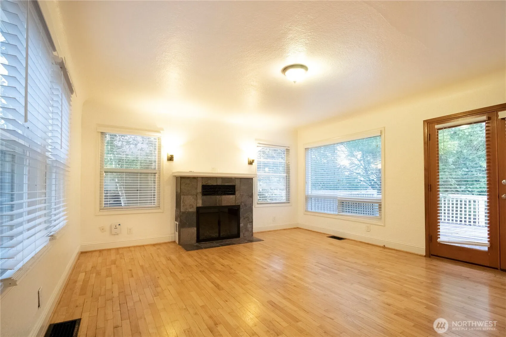 Property photo for 11634 25th Avenue S, Seattle photo 4