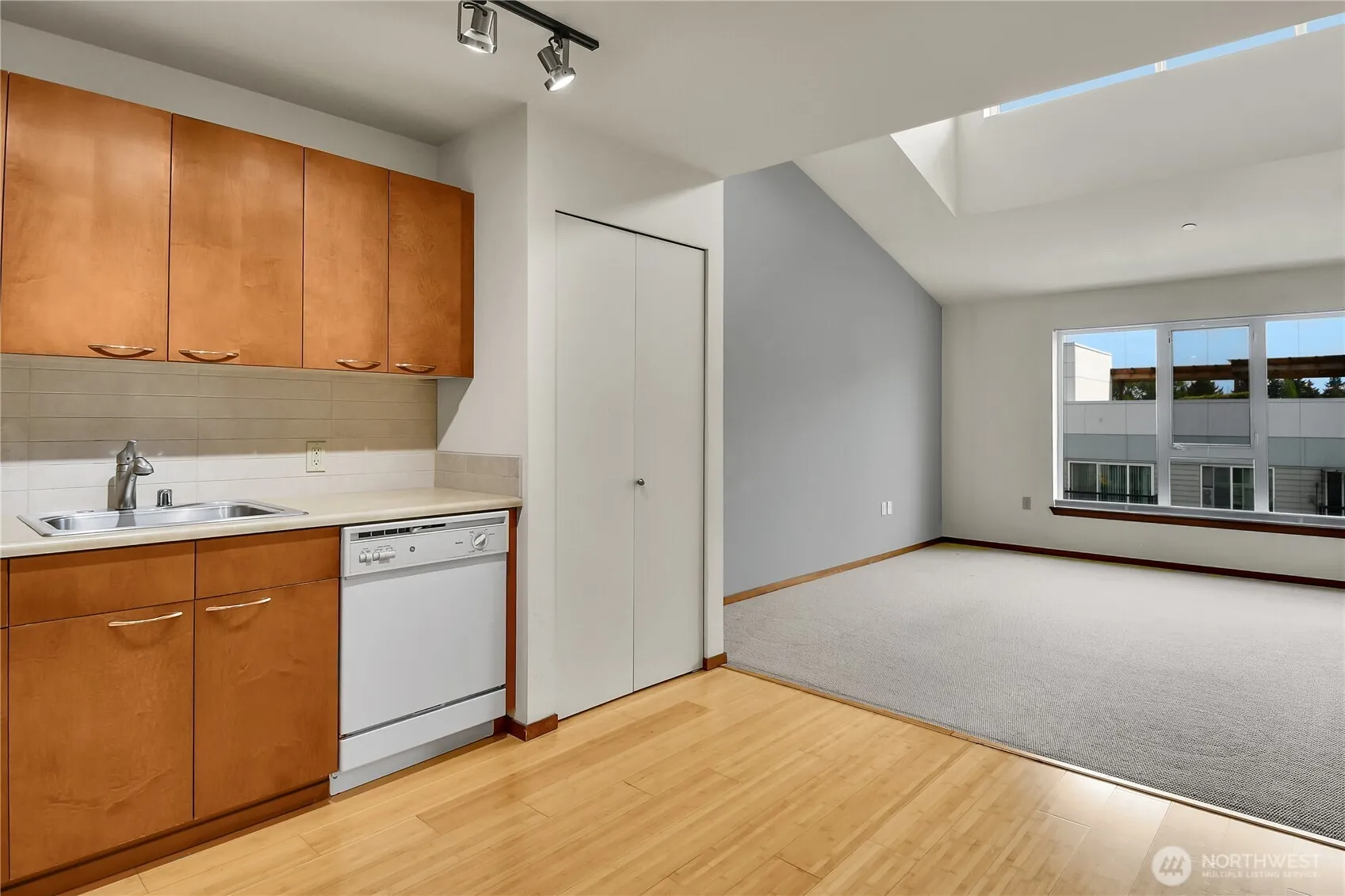 Property photo for 12334 31st Avenue Ne #607, Seattle photo 3
